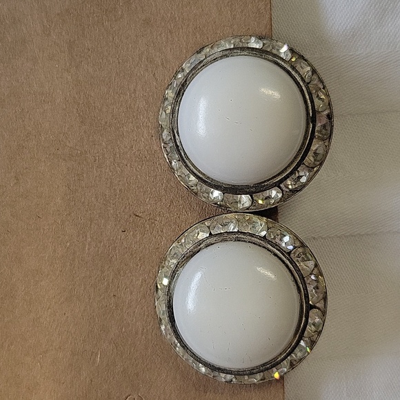 VT Round White Rhinesone Incrested Clip On Errings - Picture 1 of 2
